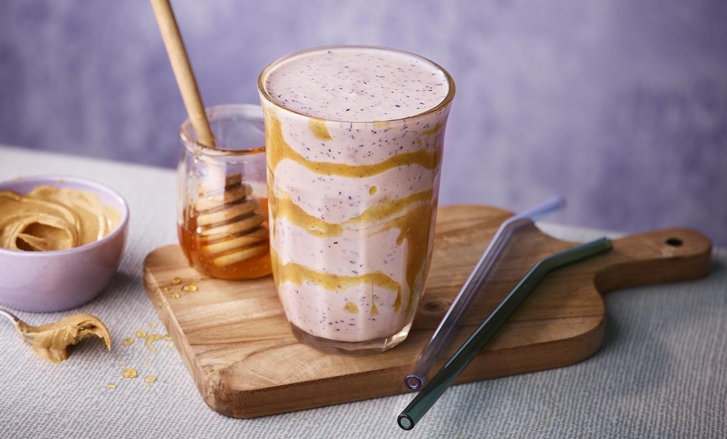 সব শেষে আছে ‘প্রোটিন স্মুদি’। দুধ বা প্ল্যান্ট-বেসড অপশন, কলা, পিনাট বাটার ও প্রোটিন পাউডার ব্লেন্ড করলেই তৈরি সুস্বাদু পানীয়। যারা তাড়াহুড়োতে থাকেন, তাঁদের জন্য এটি আদর্শ অপশন।